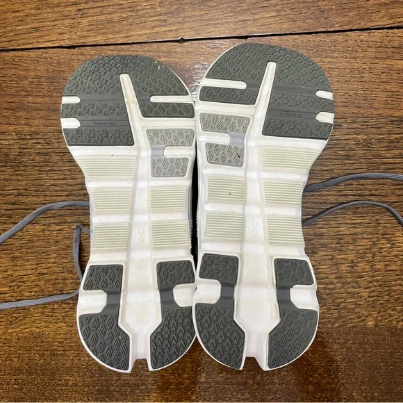 LIKE NEW On Running CloudRunner 2 Sneakers  ( NWT $160 ) - Picture 10 of 10